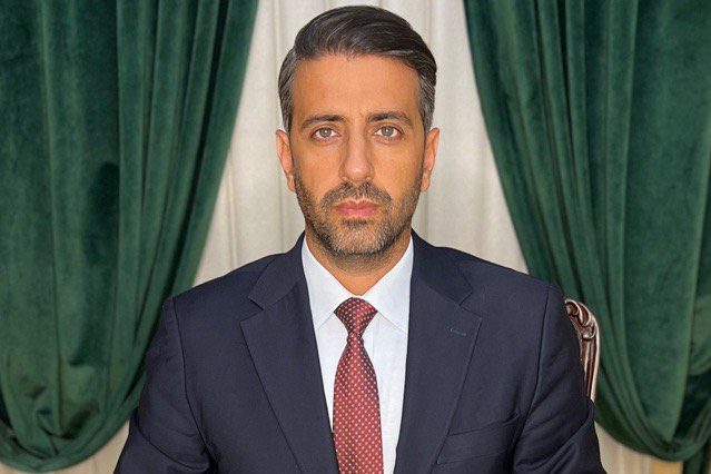 تصویر سید ابراهیم طباطبایی وکیل, پشت میز کار